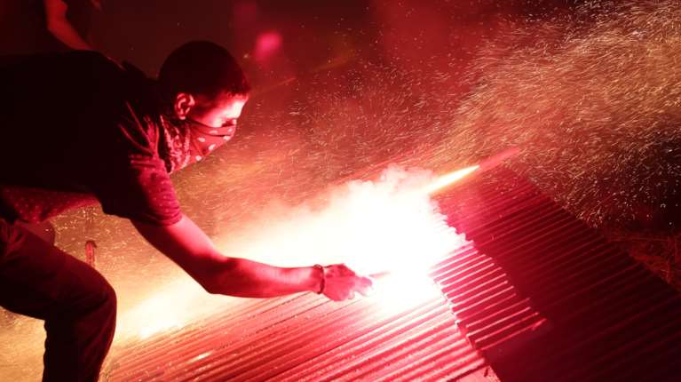 Κάλυμνος: Φωτοβολίδα &quot;έσκασε&quot; στο χέρι 15χρονου - Κινδυνεύει να χάσει τα δάκτυλά του