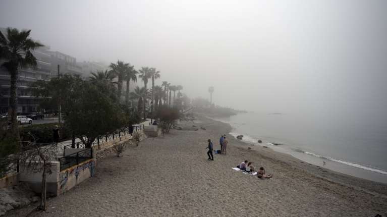 Κι όμως δεν είναι αφρικανική σκόνη: Το &quot;νεφελώδες τείχος&quot; που κάλυψε τα νότια προάστια – Η διαφορά με την κανονική ομίχλη