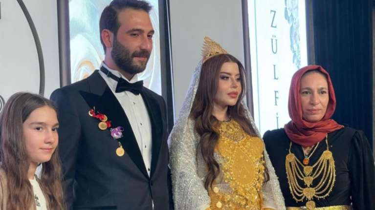 Viral χλιδάτος γάμος στην Τουρκία: Γέμισαν χρυσάφι τη νύφη, αναγκάστηκε να καθίσει από το βάρος