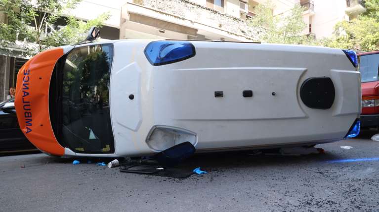 Ανατράπηκε ιδιωτικό ασθενοφόρο στο Γουδί: Πέθανε ο ασθενής που μετέφερε [εικόνες]