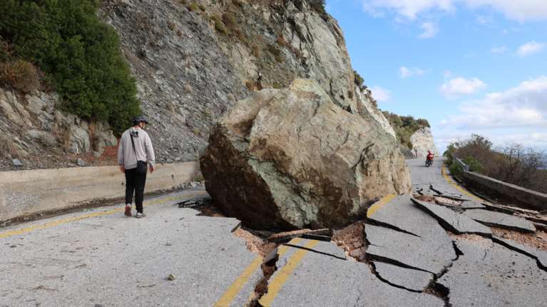 Κατολίσθηση στη Λέσβο: Τεράστιος βράχος έπεσε και τρύπησε το οδόστρωμα [εικόνες - βίντεο]