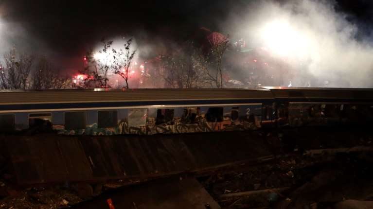 Νέο ηχητικό από τα Τέμπη: Ο σταθμάρχης ενημερώνεται από την Πυροσβεστική για εκτροχιασμό, αλλά δεν ξέρει καν ποια τρένα αφορά