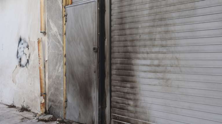 Κολωνός: Επίθεση με γκαζάκια σε είσοδο πολυκατοικίας