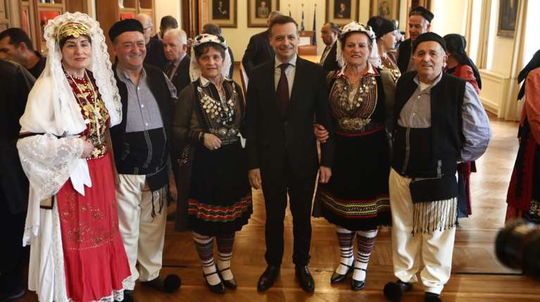 Χάρης Δούκας: Κάλαντα από Ηπειρώτες άκουσε ο δήμαρχος Αθηναίων [εικόνες - βίντεο]