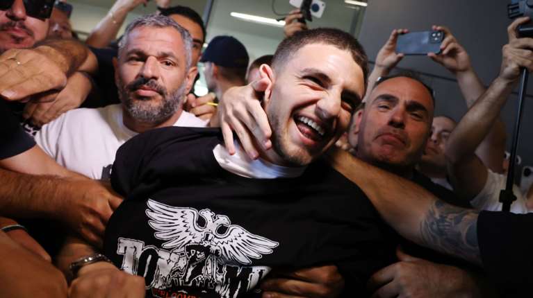 ΠΑΟΚ: Πανζουρλισμός στη Θεσσαλονίκη για Ζαφείρη - Πάνω από 1.000 οπαδοί στο αεροδρόμιο [εικόνες]