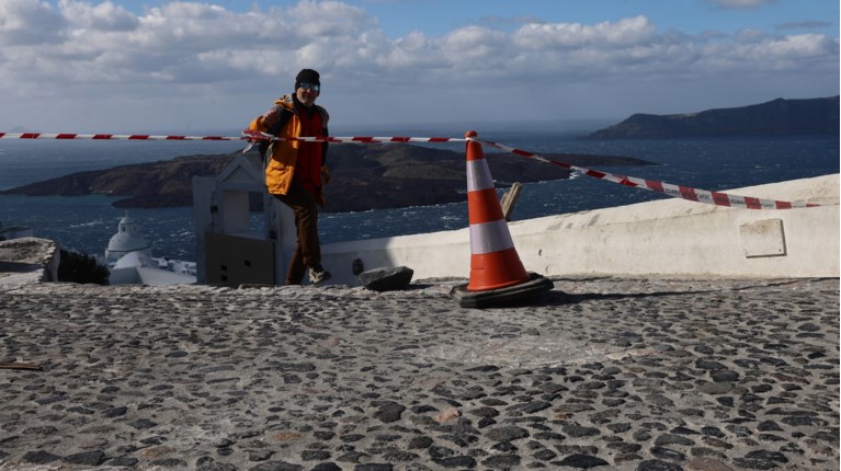 Σαντορίνη κορδέλες στα σοκάκια