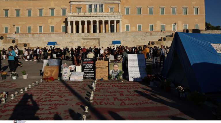 Τέρμα οι διαδηλώσεις μπροστά στο μνημείο του Αγνώστου Στρατιώτη - Τι θα γίνει με τα ονόματα των νεκρών στα Τέμπη