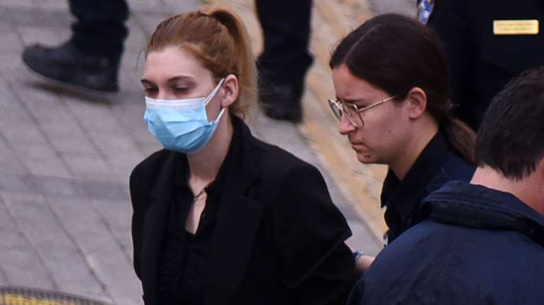 Η Ρούλα Πισπιρίγκου μαυροφορεμένη στη δίκη για τον θάνατο της Τζωρτζίνας - Νέα αναβολή για το 2026