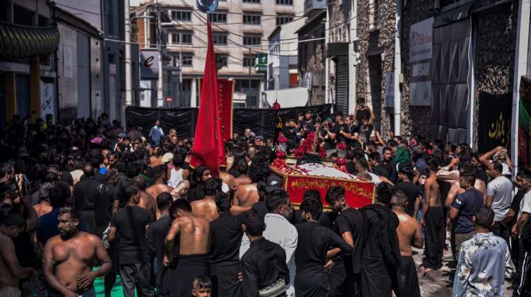 Ασούρα: Αναβίωσε στον Πειραιά το αιματηρό μουσουλμανικό έθιμο του αυτομαστιγώματος [βίντεο]