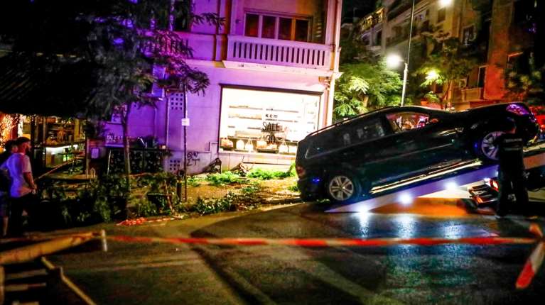 Κολωνάκι: Με τα χέρια προσπάθησε να σταματήσει το τζιπ ο παρκαδόρος - 46χρονος νοσηλεύεται στη ΜΕΘ