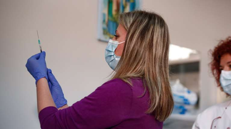 Κορονοϊός: Ποιοι πρέπει να εμβολιαστούν - Καμπανάκι από τον ΕΟΔΥ για 4 κατηγορίες