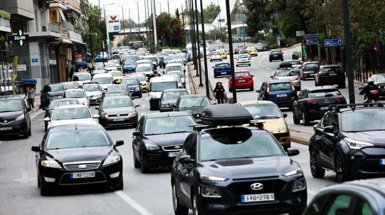 Ετσι θα ξετρυπώνει η  ΑΑΔΕ τα ανασφάλιστα, τα δήθεν ακινητοποιημένα και οχήματα με απλήρωτα τέλη – Τα τσουχτερά πρόστιμα