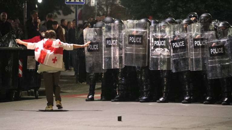 Σκηνές χάους στη Γεωργία: Διαδηλωτές επιχείρησαν να μπουν στο προεδρικό μέγαρο - Συγκρούσεις με την αστυνομία