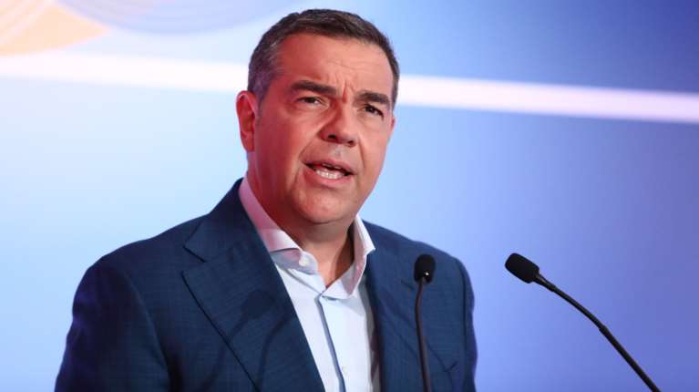 ΕπίθεσηΤσίπρα στον Μητσοτάκη που είπε ότι δεν θα διαβάσει το βιβλίο του, με αναφορές σε Φραπέ, υποκλοπές και Τέμπη