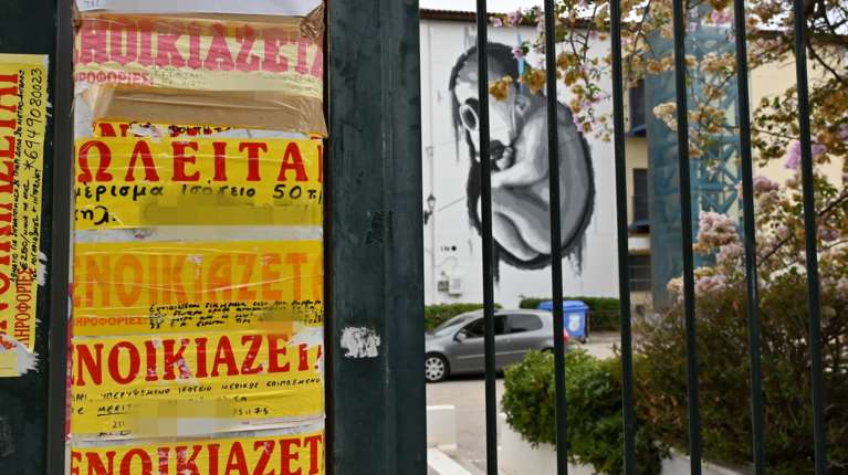 Στον "αέρα" οι αγοραπωλησίες κατοικιών και τα προγράμματα αναβάθμισης κατοικιών