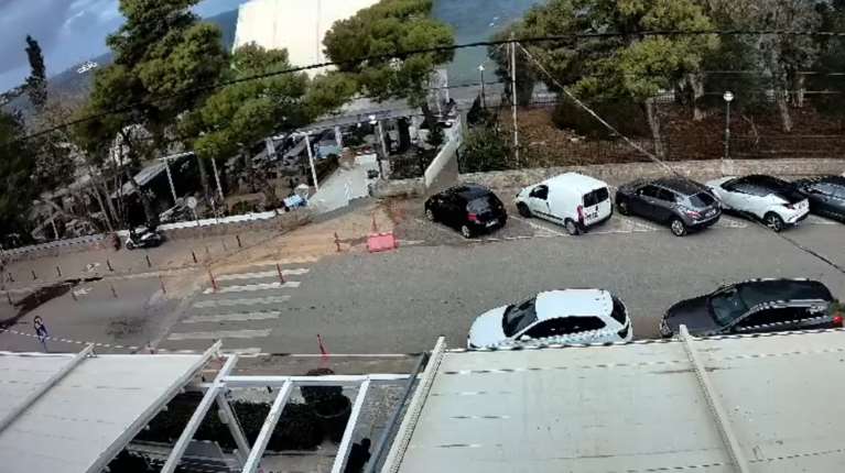 Καβούρι: Ισχυρός άνεμος ξήλωσε τη στέγη παραθαλάσσιου εστιατορίου - &quot;Διέλυσε τα πάντα&quot; [βίντεο]