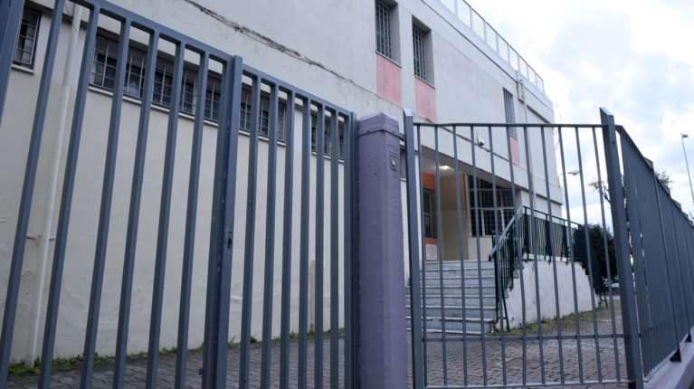 Περιστέρι: Μαθητές ΕΠΑΛ επιτέθηκαν σε μαθητές ΓΕΛ με σκουπόξυλα - Πέταξαν νεράντζια και αυγά -Τραματίστηκε καθηγήτρια