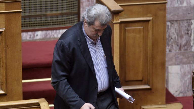 Πολακης σκυφτός στη Βουλή