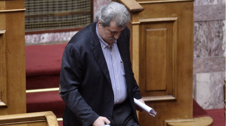 Πολακης σκυφτός στη Βουλή