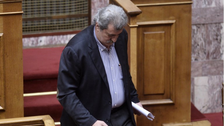 Πολακης σκυφτός στη Βουλή