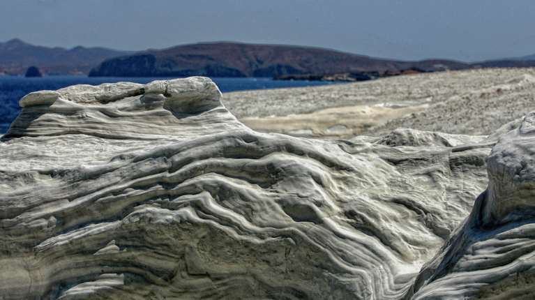 &quot;Παγώνουν&quot; οι οικοδομικές άδειες στη Μήλο μετά τον σάλο για περιοχές όπως το Σαρακήνικο και η Αχιβαδόλιμνη