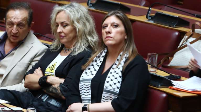 Σόου της Ζωής στη Βουλή: Εμφανίστηκε με παλαιστινιακή μαντίλα, σε συνεδρίαση για τον Γρηγόρη Λαμπράκη