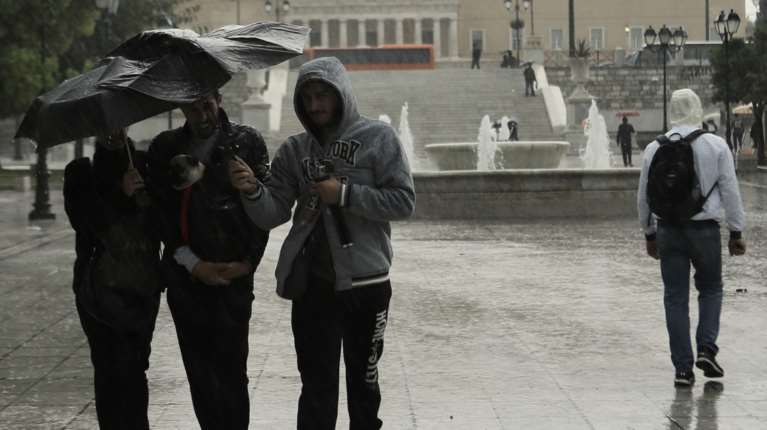 Έκτακτο δελτίο επιδείνωσης καιρού με βροχές και καταιγίδες από την Τρίτη: Πότε θα &quot;χτυπήσουν&quot; την Αττική