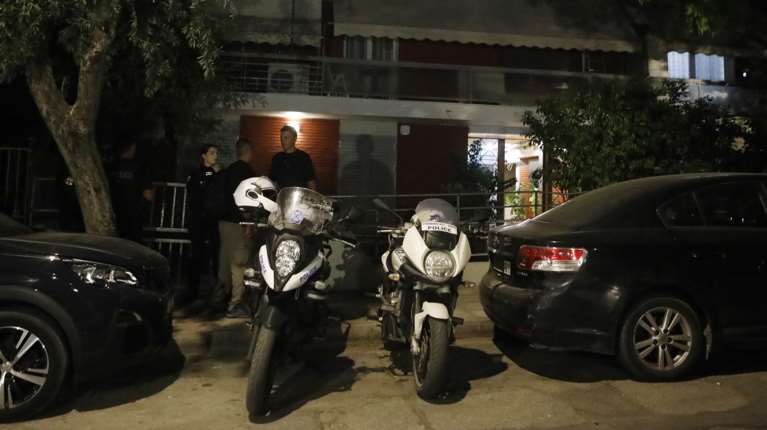 Νεκρό ζευγάρι στον Ν. Κόσμο: "Ηταν πολύ άρρωστη κι αυτός ήταν πολύ στενοχωρημένος" - Υποψίες για φόνο και αυτοκτονία