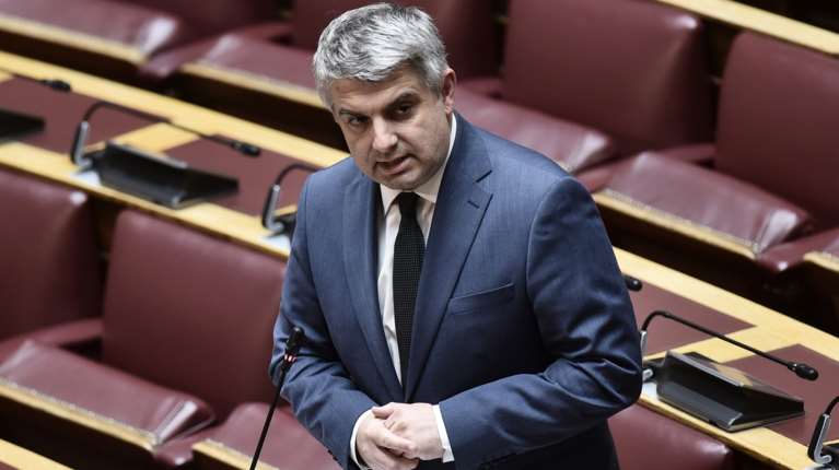 Ο Οδυσσέας Κωνσταντινόπουλος διαψεύδει ότι προσχωρεί στη ΝΔ: &quot;Εγώ αυτά τα ξεφτιλίκια δεν τα κάνω&quot;