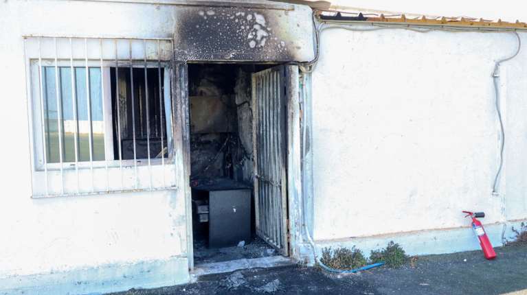 Ηράκλειο: Σε εξαιρετικά σοβαρή κατάσταση οι δύο εγκαυματίες από τη φωτιά σε γήπεδο - Μεταφέρθηκαν στην Αθήνα [βίντεο]