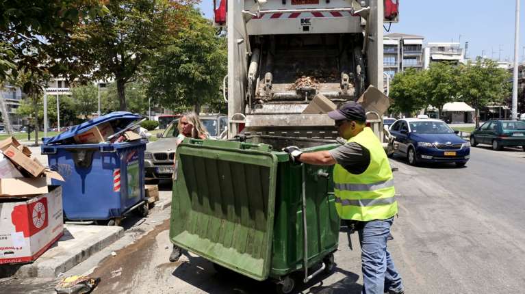 Αχαρνές: Επίθεση με πέτρα σε υπάλληλο απορριμματοφόρου - Μεταφέρθηκε στο ΚΑΤ
