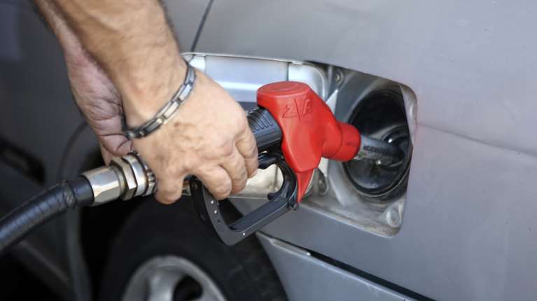 Γιατί οι οδηγοί θα πληρώσουν τον πρώτο &quot;λογαριασμό&quot; του πολέμου Ισραήλ - Ιράν: Ανησυχία για τις τιμές των καυσίμων