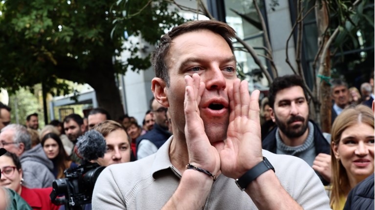 Κασσελάκης φωνάζει συνθήματα