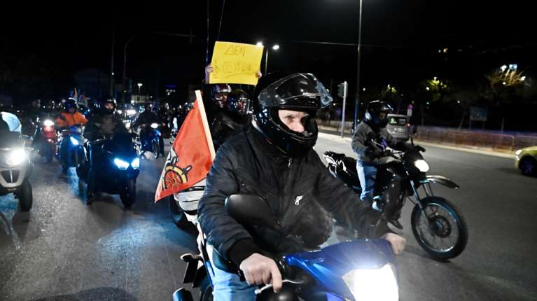 Συγκέντρωση και μοτοπορεία στον Σταθμό Λαρίσης για τα Τέμπη [εικόνες - βίντεο]