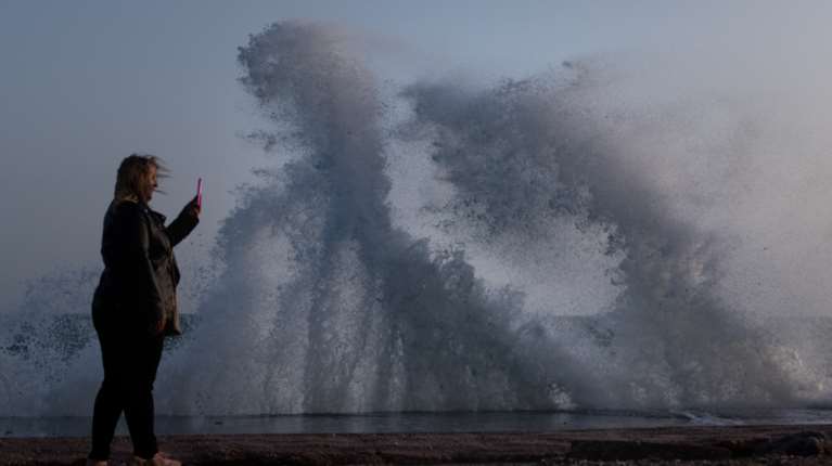 Όσα παίρνει ο άνεμος: Κρύος καιρός με βίαιες ριπές την Κυριακή - Τα δύο σενάρια για την Πρωτοχρονιά