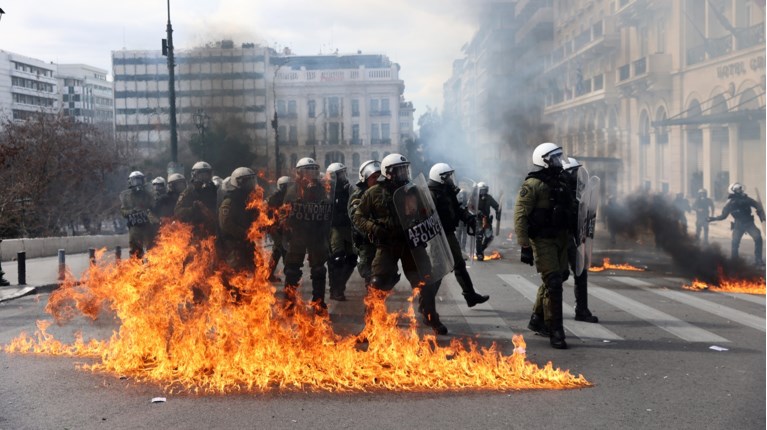 επεισόδια στο Σύνταγμα στην πορεία για τα Τέμπη