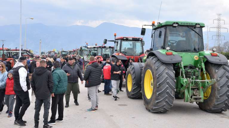 &quot;Χριστούγεννα στα μπλόκα&quot;: Ράγισαν οι σχέσεις κυβέρνησης - αγροτών λόγω καθυστερημένων πληρωμών και ευλογιάς