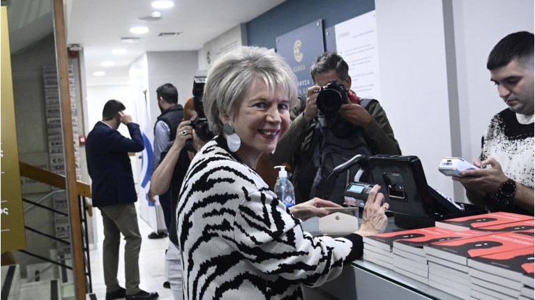 Ακρίτα χαμογελάει