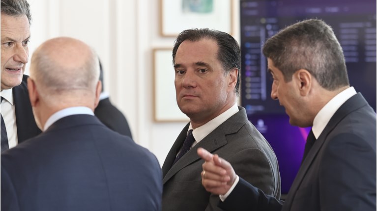 Γεωργιάδης κοιτάει τον φακό