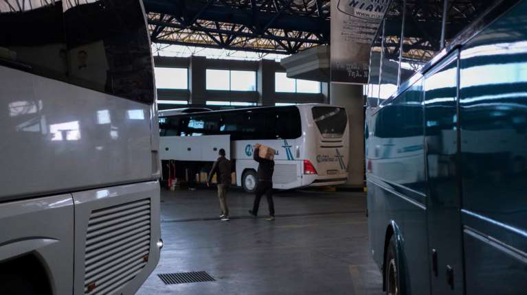 Θεσσαλονίκη: Σάλος μετά την καταγγελία για νυχτερινά δρομολόγια μόνο για αλλοδαπούς - Τι απαντούν ΚΤΕΛ και ΕΛΑΣ