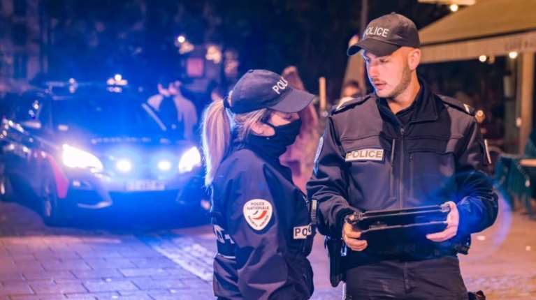 Γαλλία: Δίδυμοι που κατηγορούνται για διπλή δολοφονία δεν μπορούν να ταυτοποιηθούν - Μόνο η μητέρα μπορεί να τους ξεχωρίσει