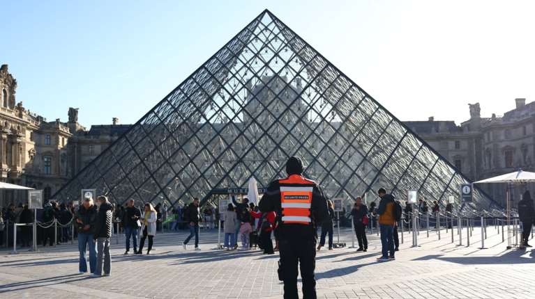 Απάτη 10 εκατ. ευρώ με έκδοση εισιτηρίων για Λούβρο και Βερσαλλίες - Χειροπέδες σε 9 υπόπτους