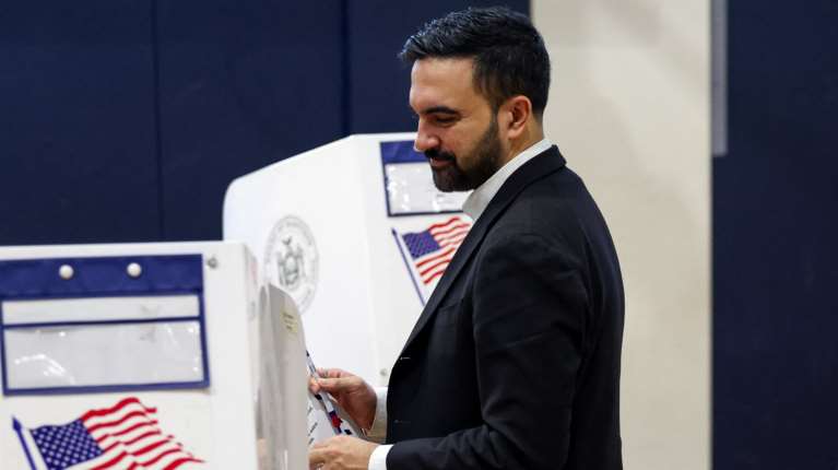 Νέα Υόρκη: Ο Τραμπ θέλει να φρενάρει τον &quot;κομμουνιστή&quot; Μαμντάνι - &quot;Όποιος Εβραίος τον ψηφίσει, είναι χαζός&quot;