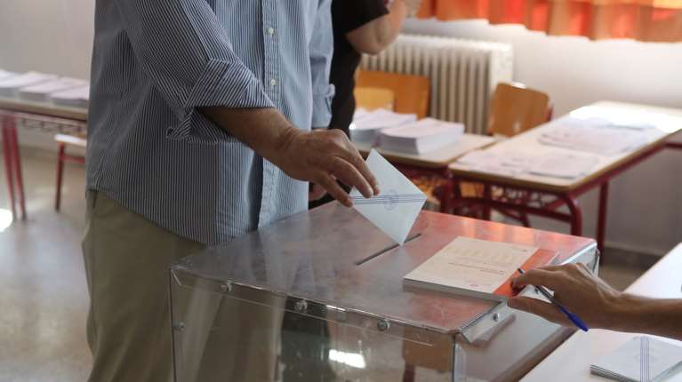 Δημοσκόπηση Metron Analysis: Κερδίζει Σαμαρά ο Τσίπρας - Μικρή άνοδος για ΝΔ, απώλειες για ΠΑΣΟΚ και Πλεύση Ελευθερίας