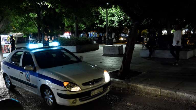 Άγριο περιστατικό στο Π. Φάληρο: Οδηγός μηχανής χτύπησε ταξιτζή με κράνος και τον απείλησε με όπλο -"Εκπυρσοκρότησε", λέει μάρτυρας