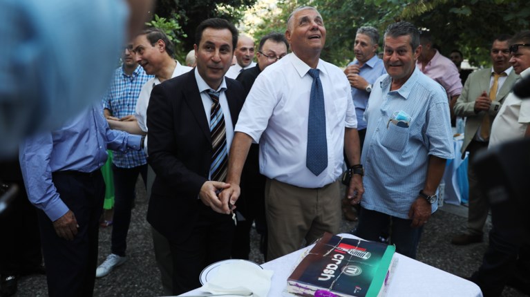 Τράγκας κόβει τούρτα