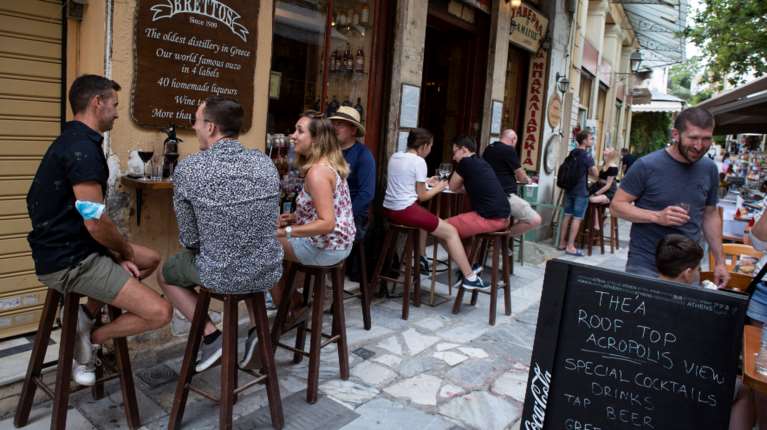 Χωρίς άδεια από τους δήμους το 50% των καταστημάτων που βγάζουν τραπεζοκαθίσματα, λέει το Ελεγκτικό Συνέδριο