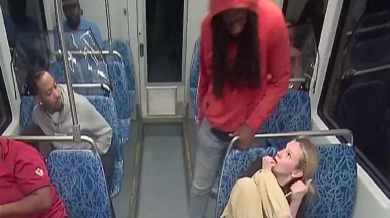 ΗΠΑ: Τα δραματικά τηλεφωνήματα μετά την άγρια δολοφονία της 23χρονης Ουκρανής στο μετρό - &quot;Βιαστείτε, αιμορραγεί πολύ&quot;