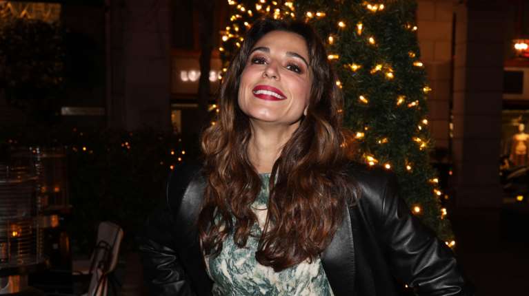 Η Κατερίνα Παπουτσάκη στόλισε το χριστουγεννιάτικο δέντρο στο ρετρό σαλόνι της
