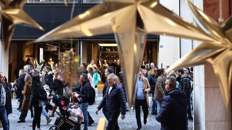 Χριστούγεννα 2025: Περισσότερα λεφτά θα ξοδέψουν οι Ελληνες, αλλά χωρίς ταξίδια - Τι δώρα θα αγοράσουν